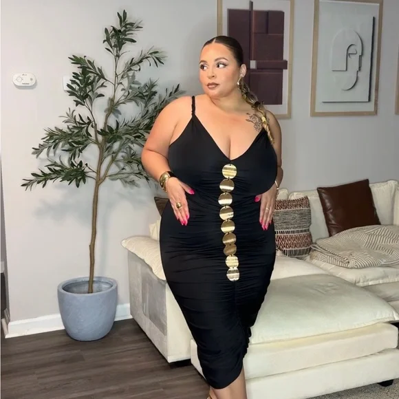 Elegant Black Dress with Gold Accents - Picture 1 of 2